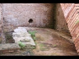 03172 ostia - regio i - insula xii - caseggiato dei triclini (i,xii,1) - hof - porticus - ostseite - raum li der treppe - latrine - 01-2024.jpg